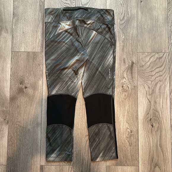 Gray stripe patterned Nike running cropped/capri leggings - Picture 3 of 3